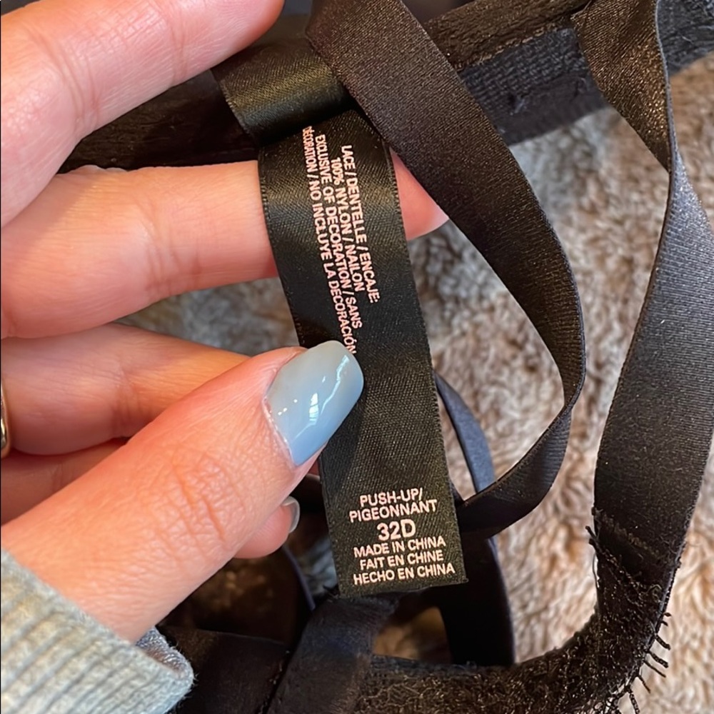 Victoria’s Secret Black Lace Bra and Thong Set - Picture 6 of 6